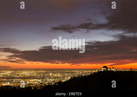 Abenddämmerung Blick auf städtische Los Angeles vom Griffith Park in Süd-Kalifornien. Stockfoto