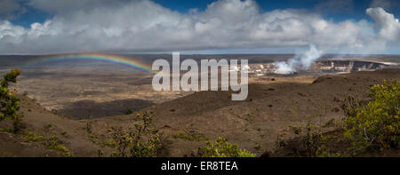 Panoramablick auf die Landschaft Bild des Kilauea, Hawaii Insel - Rauchen mit einem Regenbogen von, Hawaii, USA treiben Stockfoto