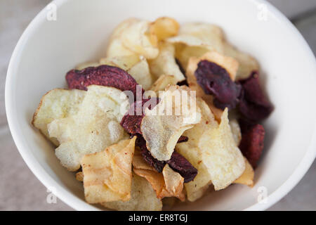 Erhöhte Ansicht von Kartoffel- und rote Bete-chips in Schüssel Stockfoto