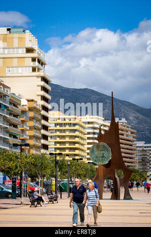 Die Strandpromenade von Fuengirola, Malaga, Spanien, zeigt das Denkmal für die Peseta, die im Jahr 2002 durch den Euro ersetzt wurde. Stockfoto