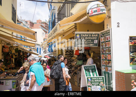 Touristen in Torremolinos, Costa Del Sol, Malaga, Einkaufsmöglichkeiten für Souvenirs. Stockfoto