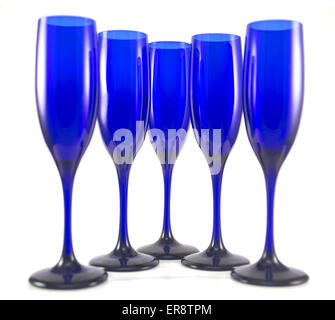 Set von 5 blauen Sektgläser auf weiß Stockfoto