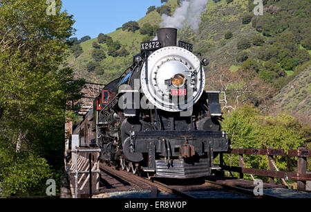 Ehemaligen Southern Pacific Lokomotive 2472 führt über eine Brücke über Niles Canyon. Stockfoto