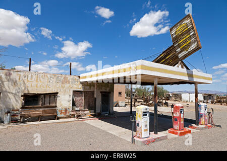 Verlassene Tankstelle Dry Creek Wittling Bros und Diner entlang der Route 66 in Newberry Springs, Kalifornien. Stockfoto