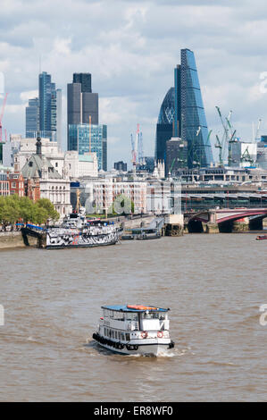 Bürogebäude in der Londoner City Skyline von Waterloo Bridge mit einem touristischen Vergnügen gesehen cruise Boot auf der Themse. Stockfoto