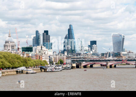 Bürogebäude in der Londoner City Skyline von Waterloo Bridge gesehen. Stockfoto