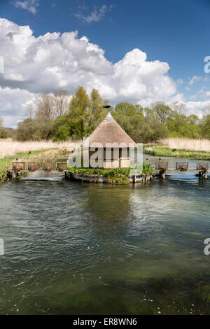 Aal-Topf-Brücke und Fischerhütte am River Test bei Longstock, Hampshire, England, UK. Stockfoto