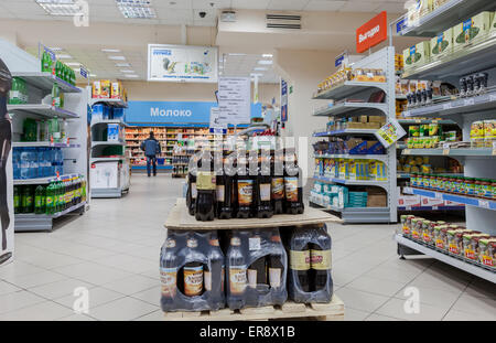 Innenraum des Perekrjostok Samara Store. Perekrjostok ist eine russische Supermarktkette betriebenen X5 Retail Group Stockfoto