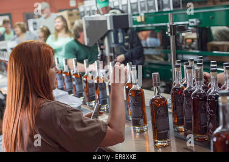 Frankfort, Kentucky - Arbeiter Flasche Bourbon an die Buffalo Trace Distillery. Stockfoto