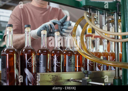 Frankfort, Kentucky - Arbeiter Flasche Bourbon an die Buffalo Trace Distillery. Stockfoto