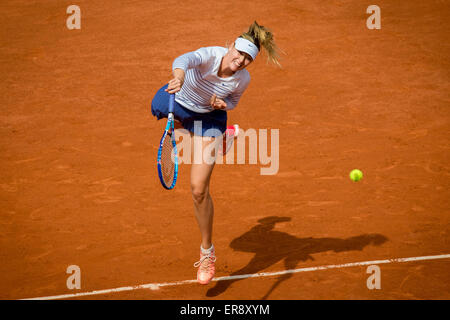 Paris, Frankreich. 29. Mai 2015. Maria SHARAPOVA der Russischen Föderation in Aktion in einem 3. Runde match gegen Samantha STOSUR aus Australien am sechsten Tag des 2015 French Open Tennis-Turnier in Roland Garros in Paris, Frankreich. SHARAPOVA gewann 63 64. Sydney Low/Cal-Sport-Medien. Stockfoto