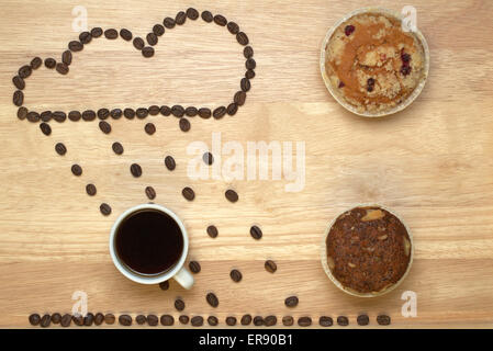 Ansicht von oben Kaffee, Muffins und Anwendungen aus Kaffeebohnen Stockfoto