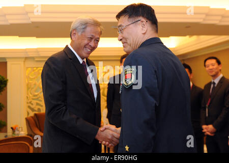 Singapur, Shangri-La-Dialog in Singapur. 29. Mai 2015. Admiral Sun Jianguo (R), stellvertretender Chef des Stabes der Chinesen die Volksbefreiungsarmee (PLA), trifft sich mit Ng Eng Hen, Singapurs Verteidigungsminister, am Rande der 14. Shangri-La-Dialog in Singapur am 29. Mai 2015. © Dahin Chih Wey/Xinhua/Alamy Live-Nachrichten Stockfoto