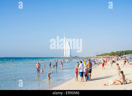 Urlauber am öffentlichen Dubai Strand in der Nähe von Burj Hotel al Arab, Dubai, Vereinigte Arabische Emirate, Vereinigte Arabische Emirate, Naher Osten Stockfoto