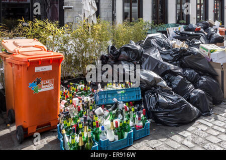 Müll verweigern Taschen und Müllcontainer mit Haushalt wegen Streik von der Abfallverarbeitung feste IVAGO in Gent, Belgien Stockfoto