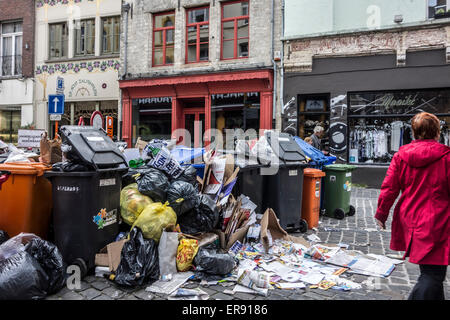 Müll aufgestapelt Taschen und Müllcontainer mit Hausmüll aufgrund Streikrecht der Binmen in der Stadt Gent, Belgien Stockfoto