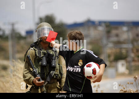 Ramallah, Westjordanland. 29. Mai 2015. Palästinensische Kinder halten rote Karten vor der israelischen Soldaten während einer Demonstration gegen die israelische Fußballverband in der West Bank Dorf Nabi Saleh. Bildnachweis: Bilder Shadi Hatem/APA/ZUMA Draht/Alamy Live News Stockfoto