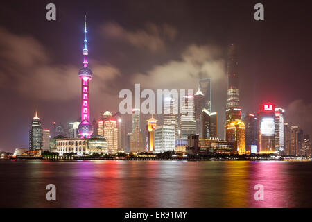 Blick auf den Hafen von Shanghai Pudong und Skyline bei Nacht Stockfoto