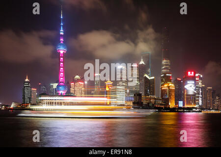 Blick auf den Hafen von Shanghai Pudong und Skyline bei Nacht Stockfoto