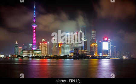 Blick auf den Hafen von Shanghai Pudong und Skyline bei Nacht Stockfoto