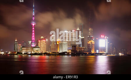 Blick auf den Hafen von Shanghai Pudong und Skyline bei Nacht Stockfoto