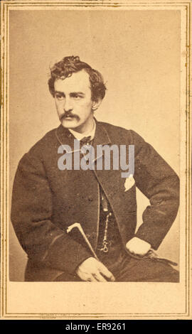 John Wilkes Booth. Foto zeigt Porträt von John Wilkes Booth, sitzend, Rohr halten. Bis heute ca. 1865. Stockfoto