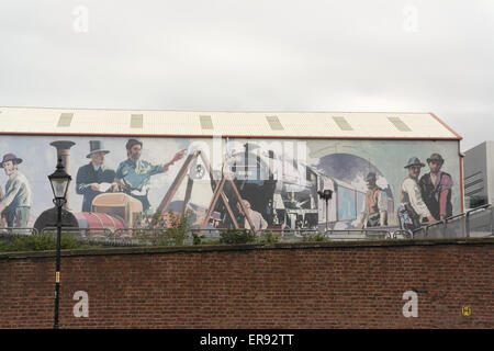 Grauen Himmel Ausblick Kartoffel Wharf, Wandbild des 19. Jahrhunderts Manchester und Liverpool Eisenbahn Arbeiter auf Gebäude MOSI, Manchester Stockfoto