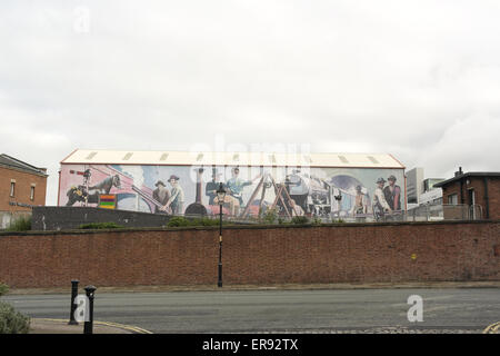 Blick in den Himmel, von der Kartoffel Wharf, grau Wandbild des 19. Jahrhunderts Liverpool and Manchester Railway Arbeiter malte Gebäude, MOSI, Manchester Stockfoto