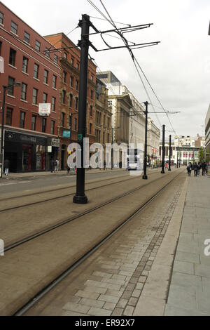 Grauen Himmel Porträt, New York Street, Piccadilly Gardens, Metrolink-Straßenbahn-Bus auf einspurigen Straße, Mosley Street, manche Stockfoto