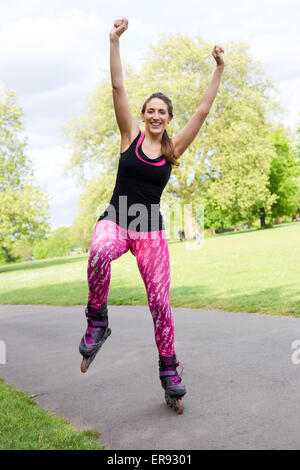 junge Frau balancieren auf ihren Rollerblades. Stockfoto