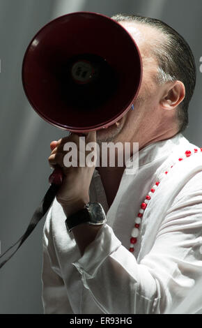 Mike Patton, Sänger mit US-Band Faith No More, auf der Bühne in der Veltins-Arena auf der Rock Im Revier-Musik-Festival in Gelsenkirchen, 29. Mai 2015. Foto: FRISO GENTSCH/dpa Stockfoto