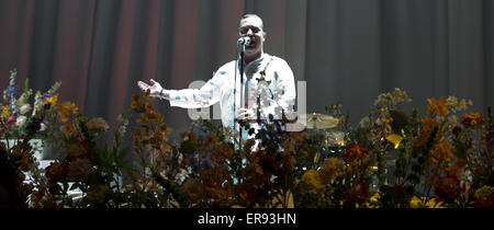 Mike Patton, Sänger mit US-Band Faith No More, auf der Bühne in der Veltins-Arena auf der Rock Im Revier-Musik-Festival in Gelsenkirchen, 29. Mai 2015. Foto: FRISO GENTSCH/dpa Stockfoto