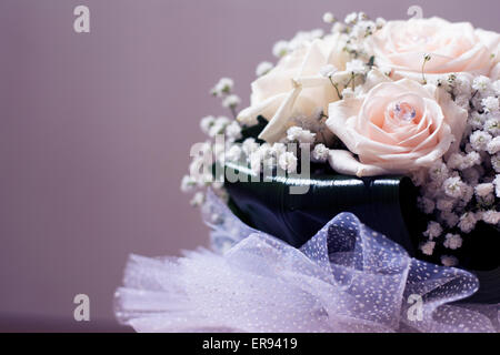 Brautstrauß mit weißen Rosen und Orchideen indoor Stockfoto
