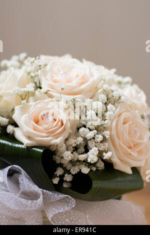 Strauß mit weißen Rosen indoor Hochzeit Stockfoto