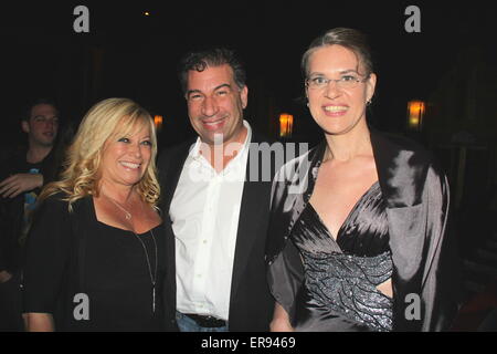 Hollywood, Kalifornien, USA. 28. Mai 2015. I15760CHW. Damian Chapa präsentiert '' Vater Rupert Mayer'' Los Angeles Premiere.Crest Theater, Westwood, CA.05/28/2015.GLORIA KISEL, LOU CHAGARIS und SUZAN HUGHES. © Clinton H. Wallace/Photomundo International / Fotos Inc Credit: Clinton Wallace/Globe Fotos/ZUMA Draht/Alamy Live-Nachrichten Stockfoto