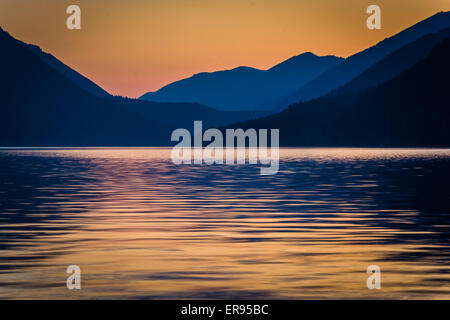 Ferne Berge und Lake Crescent bei Sonnenuntergang in Olympic Nationalpark, Washington. Stockfoto