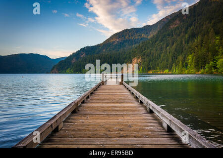 Dock am Lake Crescent, Olympic Nationalpark, Washington. Stockfoto