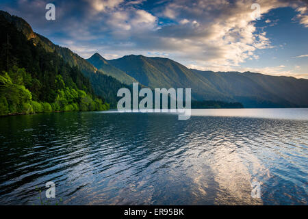 Abendlicht am Lake Crescent und Berge im Olympic Nationalpark, Washington. Stockfoto