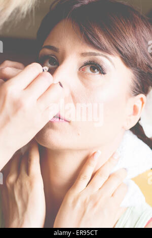 Braut ist Profi machen für ihren Hochzeitstag, aufstehen, auf Mascara. Stockfoto