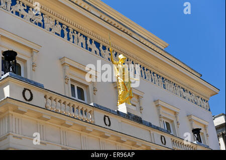 Das Athenaeum Club von John Wilson Croker in der Nähe von Pall Mall gebaut. Es hat eine Pallas Athene Statue über dem Eingang, London. Stockfoto
