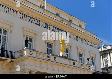 Das Athenaeum Club von John Wilson Croker in der Nähe von Pall Mall gebaut. Es hat eine Pallas Athene Statue über dem Eingang, London. Stockfoto