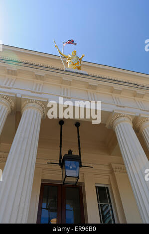 Das Athenaeum Club von John Wilson Croker in der Nähe von Pall Mall gebaut. Es hat eine Pallas Athene Statue über dem Eingang, London. Stockfoto