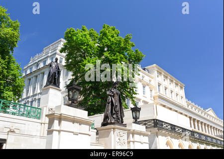 Statuen von Elizabeth, die Königinmutter und King George IV auf die Mall, London, England, Vereinigtes Königreich. Stockfoto