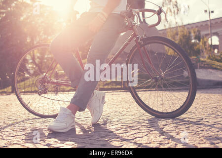 Stilvolle Mann posiert mit Vintage Rennrad Stockfoto