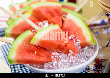 Wassermelone Stück Eis am Stiel auf Teller mit Eis. Stockfoto