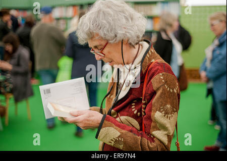 Hay on Wye, UK. Donnerstag 28 Mai 2015 Bild: Eine Frau liest ein Buch im Buch-Shop im Heu durchsuchen die Bücher bei Heu Re: Hay Festival 2015 findet in Hay on Wye, Powys, Wales Stockfoto