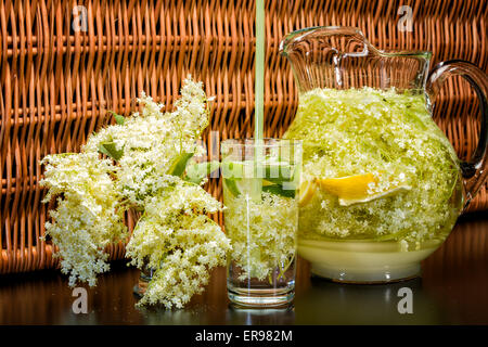 Elder Limonade - gesunder und erfrischender Sommer trinken Stockfoto