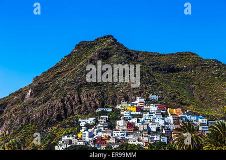 Kleines Dorf Gebäude in Bergen auf Teneriffa Kanarische Inseln, Spanien Stockfoto