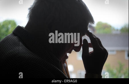 SILHOUETTE RENTNER WIEDER EINSAMKEIT EINSAM OAP RUHESTAND DEPRESSION MANN MÄNNER DEPRESSIV ALLEIN ÄLTEREN SUIZIDALEN UK SCHREI Stockfoto