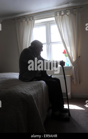 SILHOUETTE RENTNER WIEDER EINSAMKEIT EINSAM OAP RUHESTAND DEPRESSION MANN MÄNNER DEPRESSIV ALLEIN PFLEGEHEIM ÄLTERE BRITISCHE SCHREI Stockfoto